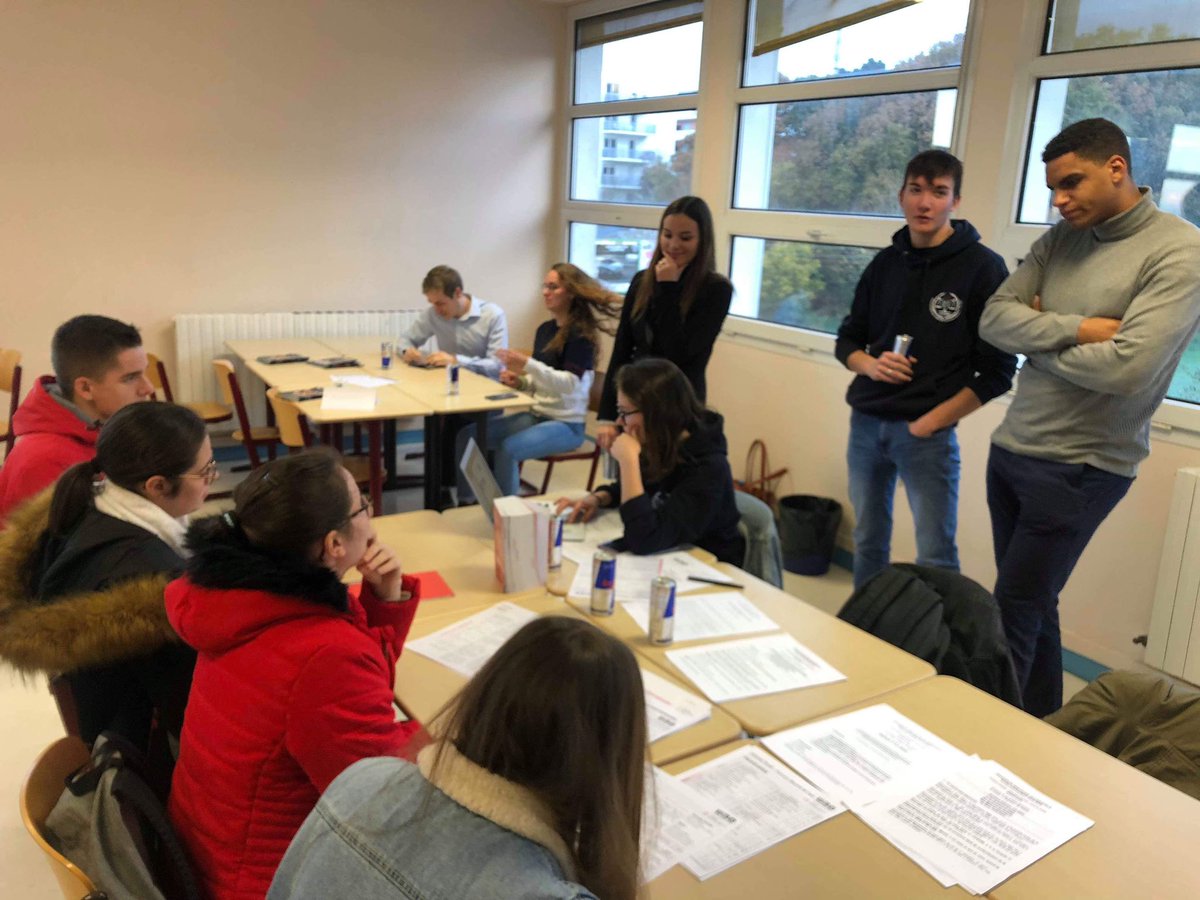 AgoraAes's tweet photo. Agora est présente au Lycée Jules Lesven dans le cadre du projet #WhatTheFac mené par la @fedebzh pour présenter les formations et la vie universitaire de l’@UBO_UnivBrest https://t.co/uvJ359k7zN