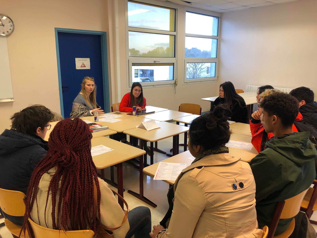 AgoraAes's tweet photo. Agora est présente au Lycée Jules Lesven dans le cadre du projet #WhatTheFac mené par la @fedebzh pour présenter les formations et la vie universitaire de l’@UBO_UnivBrest https://t.co/uvJ359k7zN