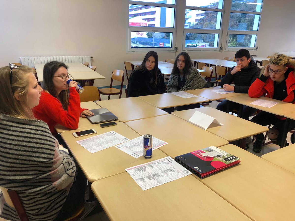 AgoraAes's tweet photo. Agora est présente au Lycée Jules Lesven dans le cadre du projet #WhatTheFac mené par la @fedebzh pour présenter les formations et la vie universitaire de l’@UBO_UnivBrest https://t.co/uvJ359k7zN