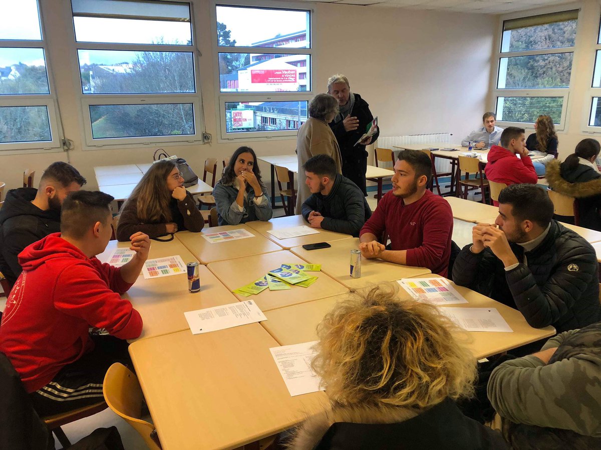 AgoraAes's tweet photo. Agora est présente au Lycée Jules Lesven dans le cadre du projet #WhatTheFac mené par la @fedebzh pour présenter les formations et la vie universitaire de l’@UBO_UnivBrest https://t.co/uvJ359k7zN