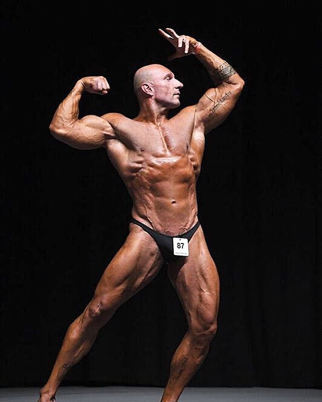 FabrizioCavazzi's tweet photo. Classic pose!! #classicbodybuilding #bodybuilding #bodybuilder #posing101 #salapesi #culturafisica #culturismo #hardgymsolutions #eatclean #workout #gym #fitness #coachingonline #4body #abs #latspread #doublebiceps #dieta #shredded #shredzathlete #shape … https://t.co/Vd4RG1QGcR https://t.co/cC5mpxDvfU