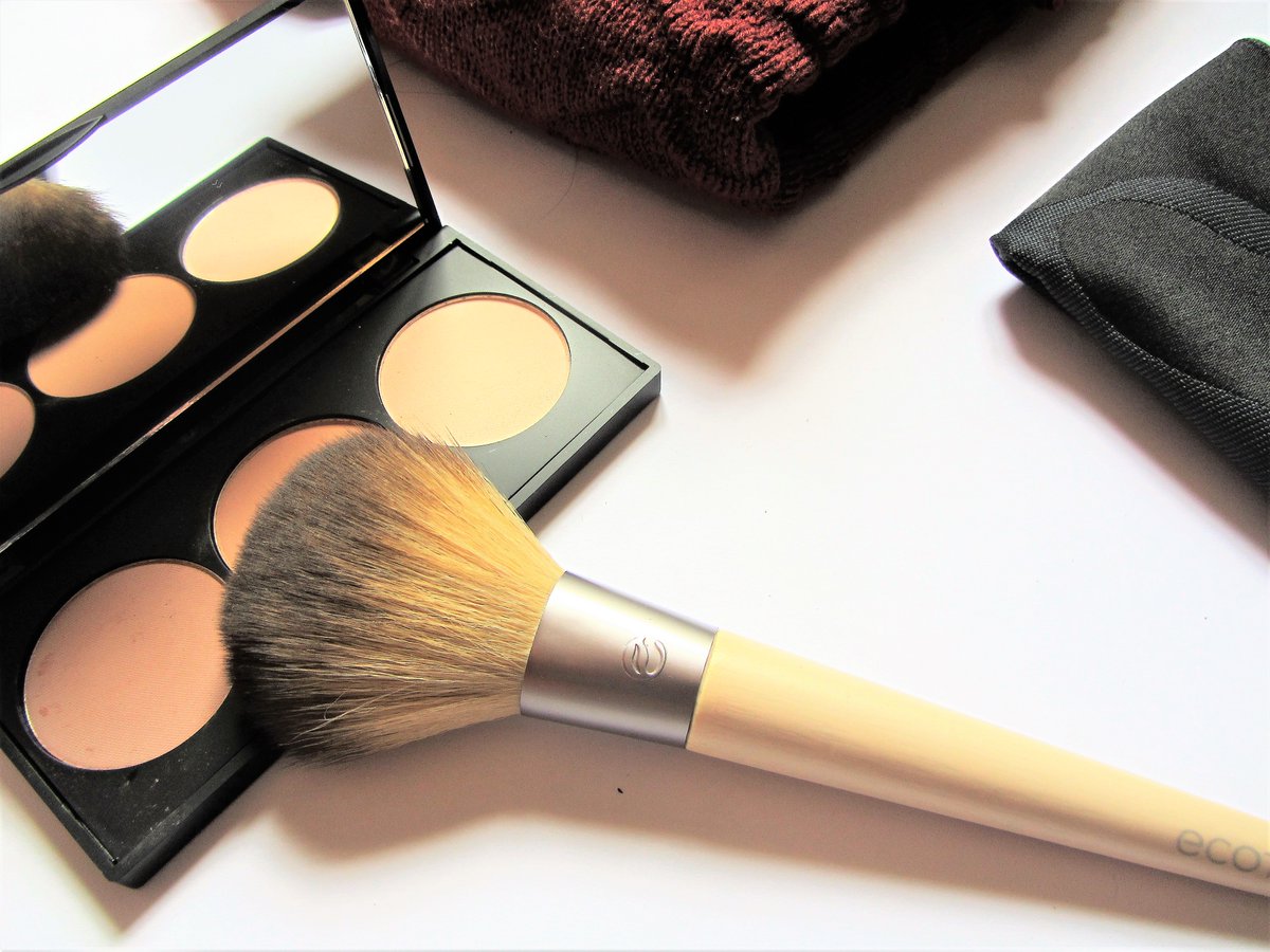 ThCityandBeauty's tweet photo. 🍁🍁Hello, aujourd'hui on se retrouve avec un article beauté avecLe Contour Powder Kit Golden Rose @cookies_makeup 😍💄😱@hivency
https://t.co/tyKDTQ2LRM
#beautyblogger #beauty #makeupaddict #cookiesmakeup #dutble #dutchblendsquad #goldenrose #contouringmakeup #highlighter https://t.co/zEWK7vzaGE