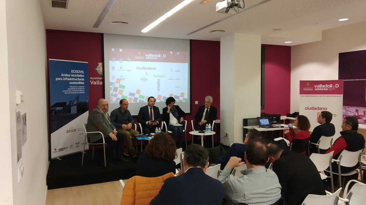 ClusterAeice's tweet photo. 📍 @fjaviermanteca, Decado de @cyl_citopic, introduce a los ponentes del debate en la jornada de presentación de la guía de áridos reciclados del proyecto #Ecocivil subvencionado por @AyuntamientoVLL @INNOLID 📍 https://t.co/iwVfEPx9T4