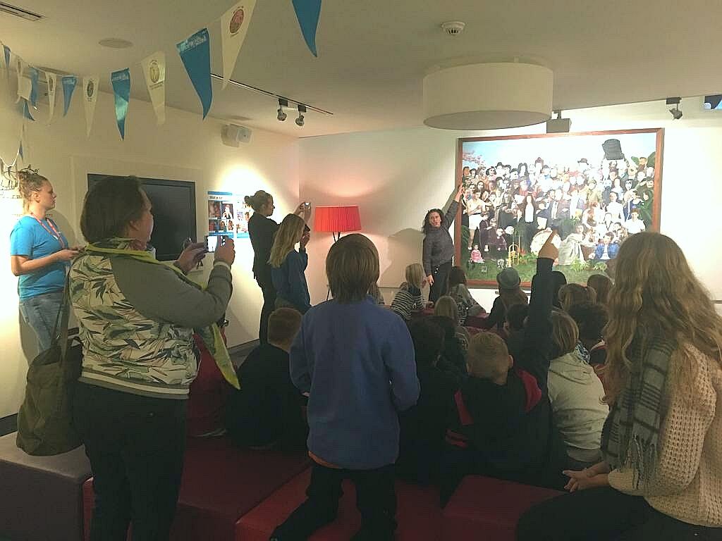 Amstrdam4Unicef's tweet photo. Rondleiding door Kindermuseum scholieren in de woonkamer.  #WorldChildrensDay #goblue #unicefamsterdam https://t.co/zACVpbRUWL