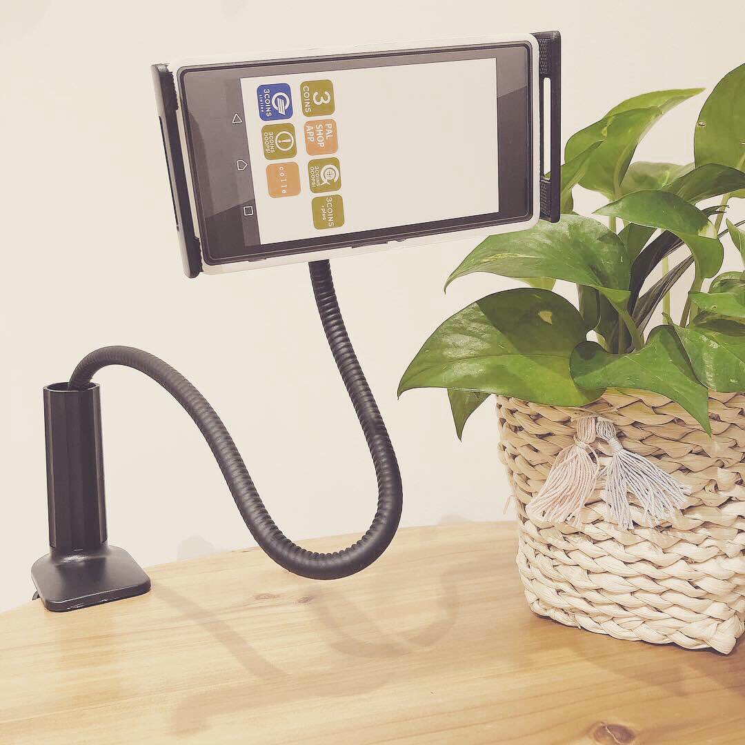 3coinsスリーコインズ 公式 Ar Twitter 動画視聴のお供にピッタリじゃ タブレットスタンド 500 税 首掛けスマホホルダー 300 税 スマホやタブレットで動画を見てる時 手が疲れる なんだか角度が決まらないなど思ったことはないかのう これがあればお