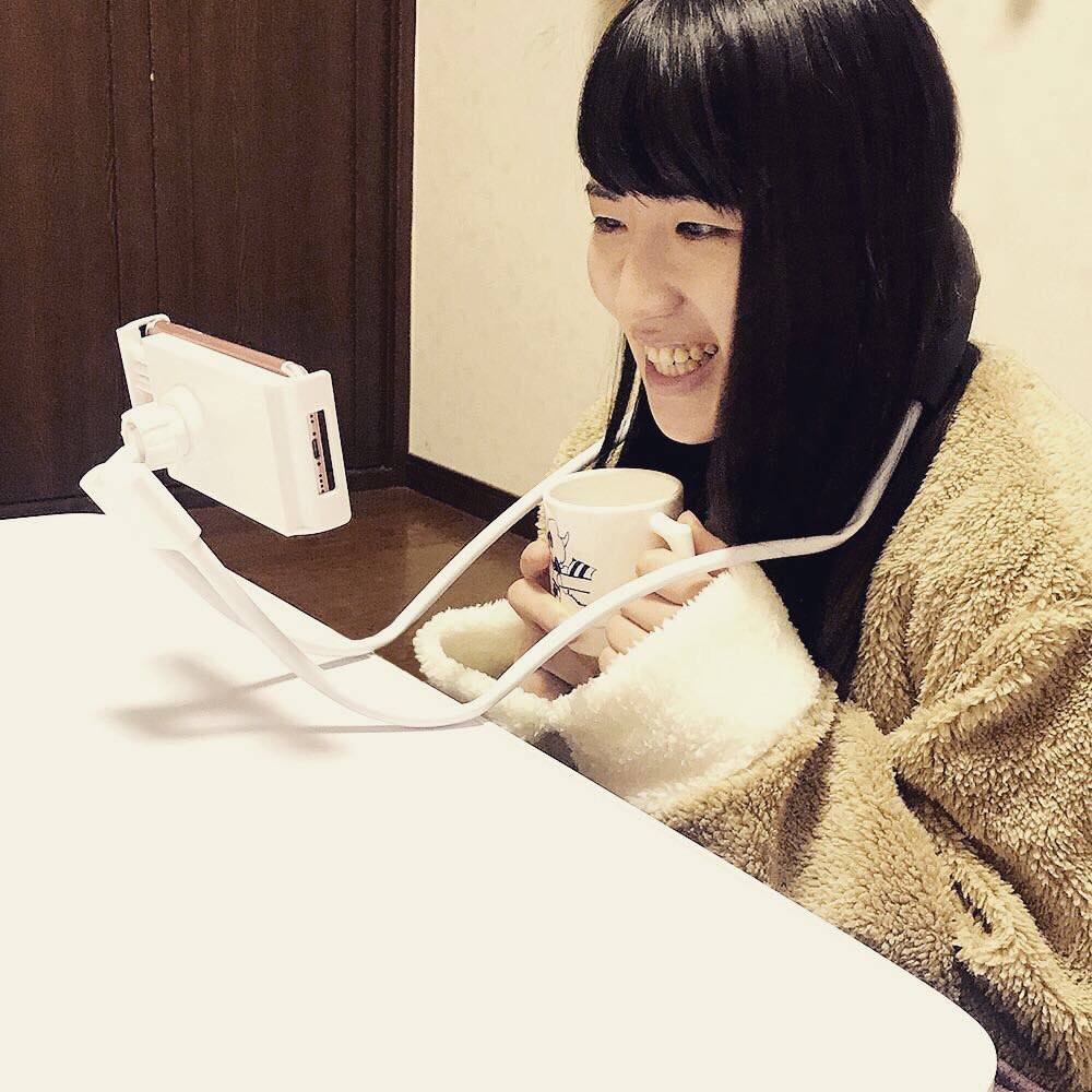 3coinsスリーコインズ 公式 Ipadが挟めるほど開くので大きさは大丈夫だと思うのですが ケースの形状や挟み方によっては固定が甘くなってしまうかも知れません