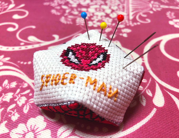昨日突如刺繍をやってみたくなって母に教えてっていったらスパイダーマン針刺しを作ってくれた?️ヴェノムとスパイディのくるみボタンは図案描いてﾁｸﾁｸ頑張った? 
