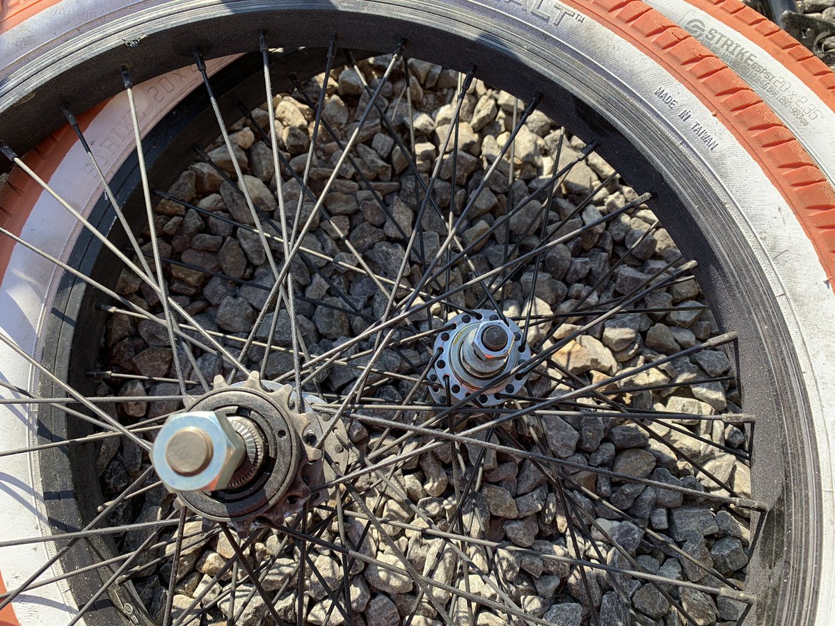 romesama_'s tweet photo. 知り合いにradio bikeのBMXをタダで譲って頂いたので、とりあえずパーツを集めて乗れるようにしようとしてます!
リアハブのボルトか通常よら太過ぎてナット探すのに走り回りました😂
からの始めてのチェーンカッター使用でチェーンカッター 壊しました😅
#BMX
#radiobike https://t.co/4KtEjbgmJO