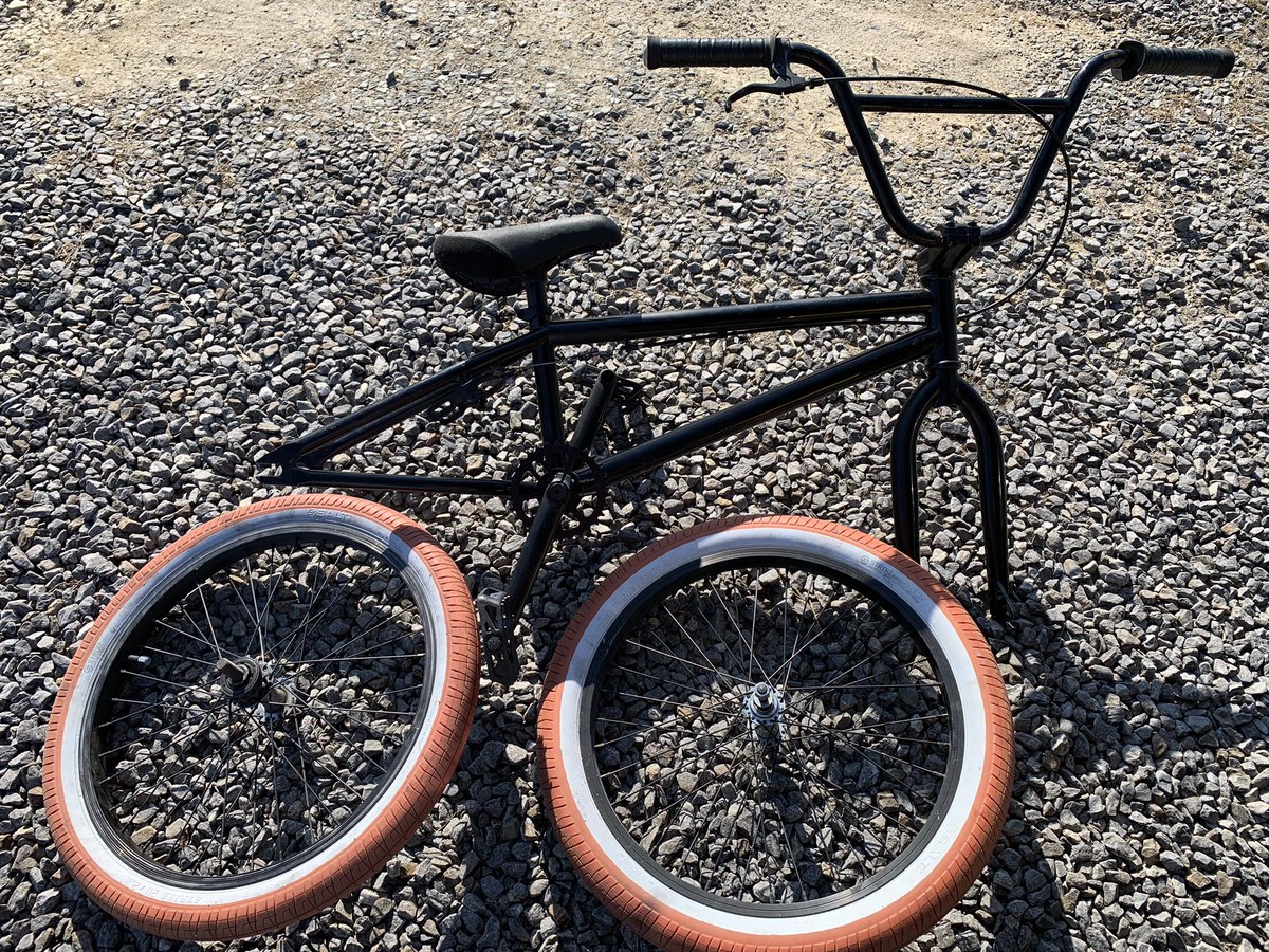romesama_'s tweet photo. 知り合いにradio bikeのBMXをタダで譲って頂いたので、とりあえずパーツを集めて乗れるようにしようとしてます!
リアハブのボルトか通常よら太過ぎてナット探すのに走り回りました😂
からの始めてのチェーンカッター使用でチェーンカッター 壊しました😅
#BMX
#radiobike https://t.co/4KtEjbgmJO