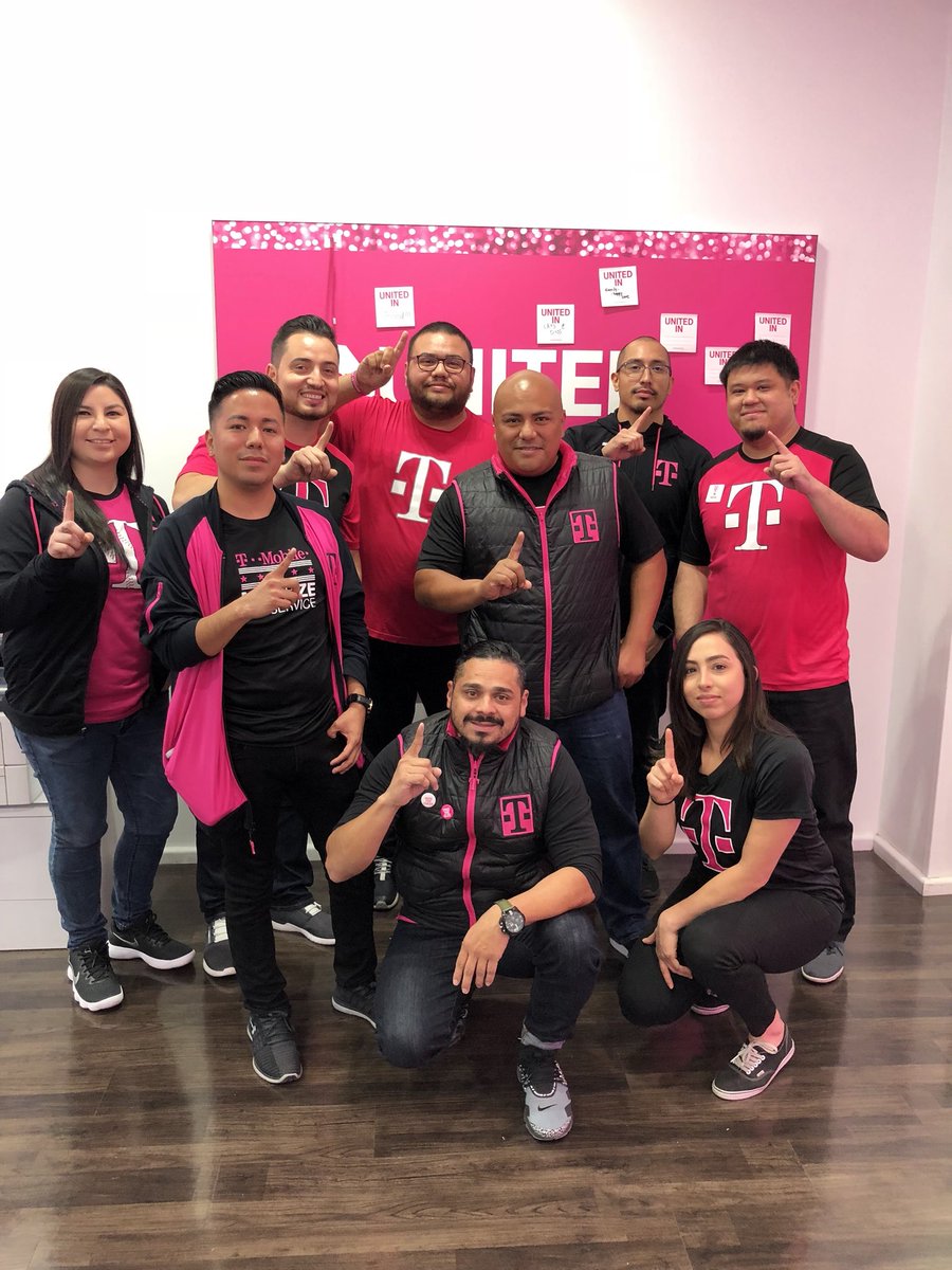 O_CovarrubiasW's tweet photo. Frontline first because customers are first! Wonderful day spent with my SFVE Mobile Brand Experts #OurFutureLooksBright ♻️Unity, development, speed to Market♻️🎯 #WinQ4 #VamosPorTodo #SWisBest #CentralCaliAl💯 @JordanaThorburn @SamSindha @rwashley1 https://t.co/ODGFU3gRoX