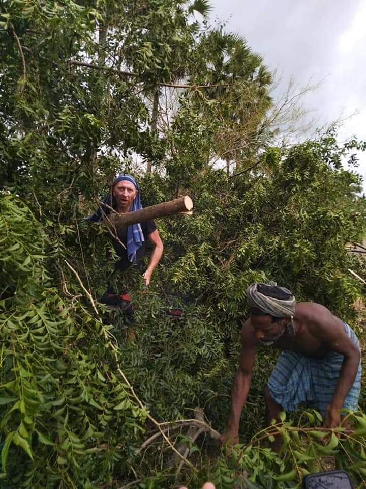 Jothimuruganj's tweet photo. கஜா புயலினால் இவர் பாதிப்படையவில்லை... இருந்தாலும் மக்களோடு மக்களாக களப்பணியாற்றும் அயல்தேச சகோதரர் ❤ Peter Van Geit வாழ்த்துக்களும் நன்றிகளும் ❤
#SaveDelta 
#GajaCycloneUpdate 
#WeNeedToStandWithDelta 
#news7tamil https://t.co/5ZAwdVhLYI