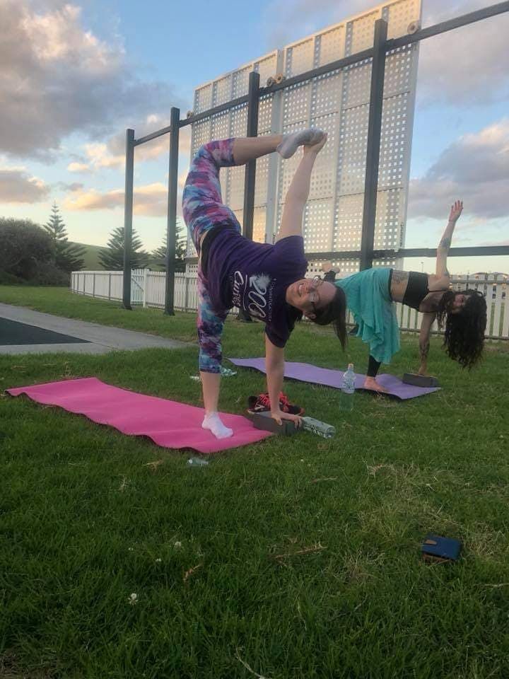 imamegamum's tweet photo. The greatest thing about daylight savings is having sunset yoga in the evening. 
Volunteer MEGA mum Colleen runs this amazing Thursday session at 6:30pm - King George V park, Port Kembla. 

#eveningyoga #sunsetyoga #imaMEGAmum #MEGAtribe #socalming #mindandbody #MEGAIllawarra https://t.co/nrlIFZOVAG