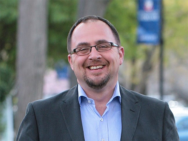 theIgniteSA's tweet photo. Winner 2/3 of the #Triple10 Research Grant Initiative is Associate Professor @NickFalkner from @UniofAdelaide for #Livinglab. A network of sensors, meters and personal #IoT devices connecting to create a layer of technology that sits over physical structures 👏 #IgniteSA https://t.co/Oovu6fZvnp