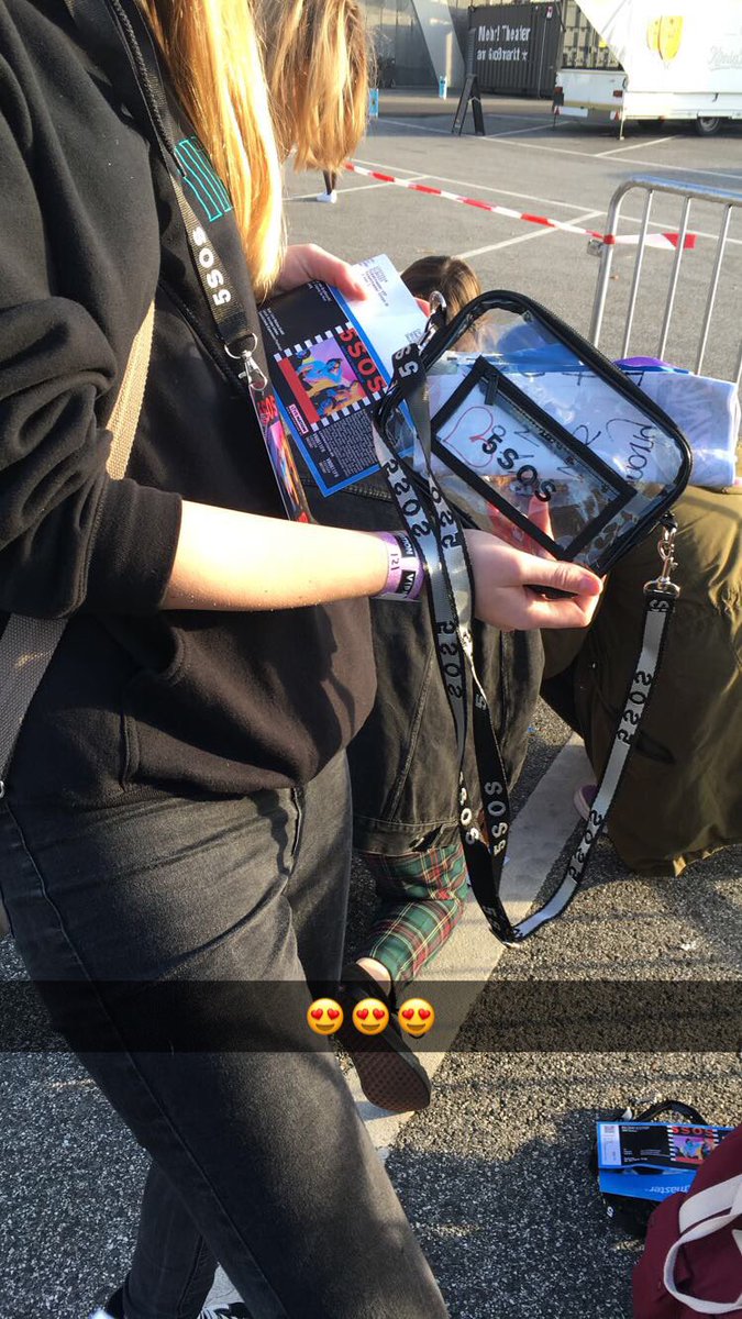 beansseaveyx's tweet photo. I just wanna go back to the day where I saw them in Hamburg. #MYTmemories #mythamburg https://t.co/tqKaO5htOH