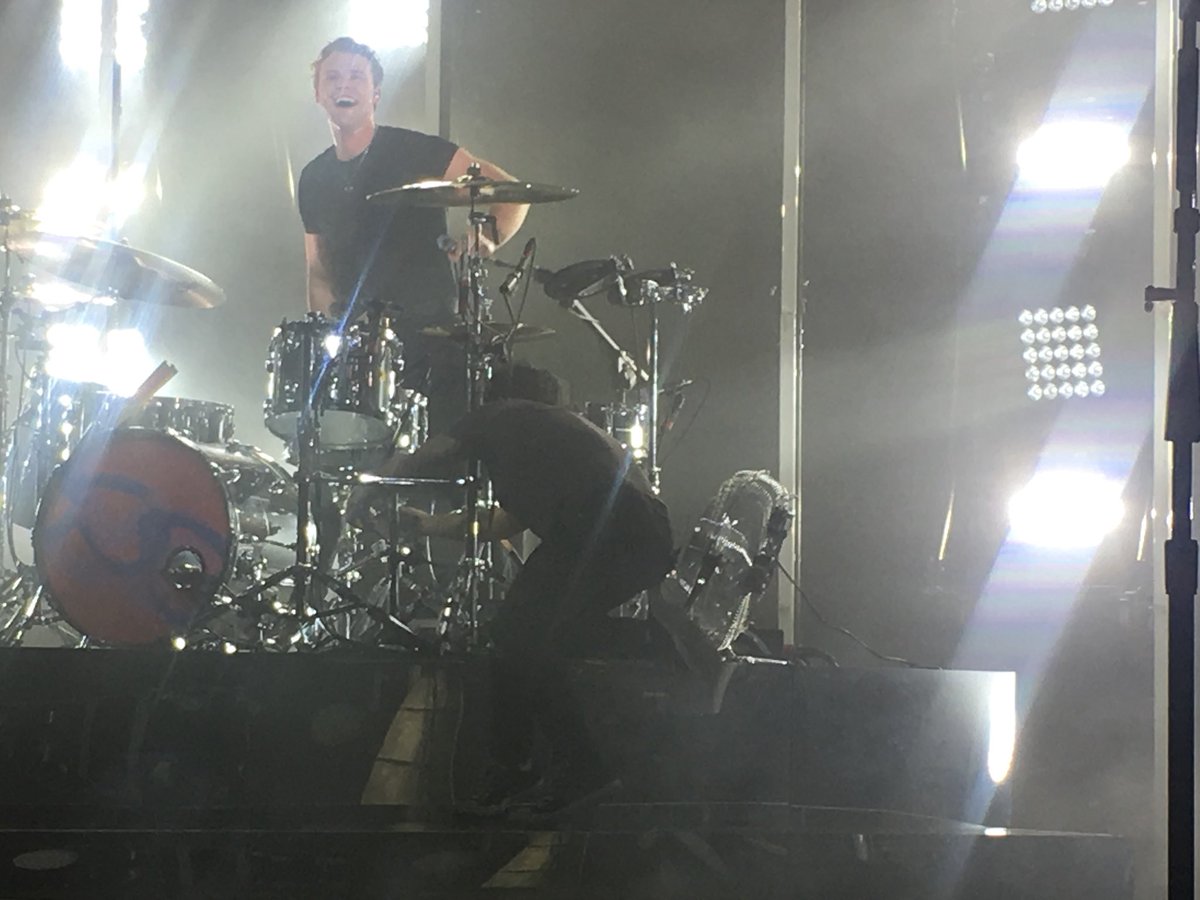 beansseaveyx's tweet photo. I just wanna go back to the day where I saw them in Hamburg. #MYTmemories #mythamburg https://t.co/tqKaO5htOH