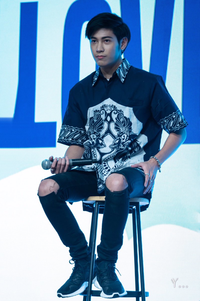 sys_sa's tweet image. เท่ ไปหมด ทุก ท่า
#SingtoPrachaya #KristSingtoFMinJakarta 2018.11.17
Cr. หมอแพร์ ผู้ มีความรู้มาสอนทุกทริป 😁