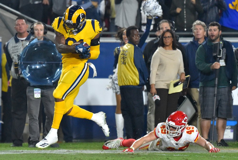 VarleyPhoto's tweet photo. Los Angeles Rams tight end Gerald Everett scored twice in the 4th quarter as the Rams beat the Chiefs 54-51 #barnburner #CheifsVsRams https://t.co/sOEOASiqS7