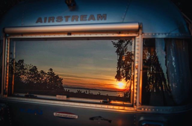 J5MM_Blog's tweet image. ISO — 2010 23’ Airstream international Signature.  In the meantime, a reflection of the Salish Sea sunset off my Silver Girl’s pano windows.  Im ready to learn how to tow on my own. 23’ is my limit (for now). Finders fee! ift.tt/2FJ4euf