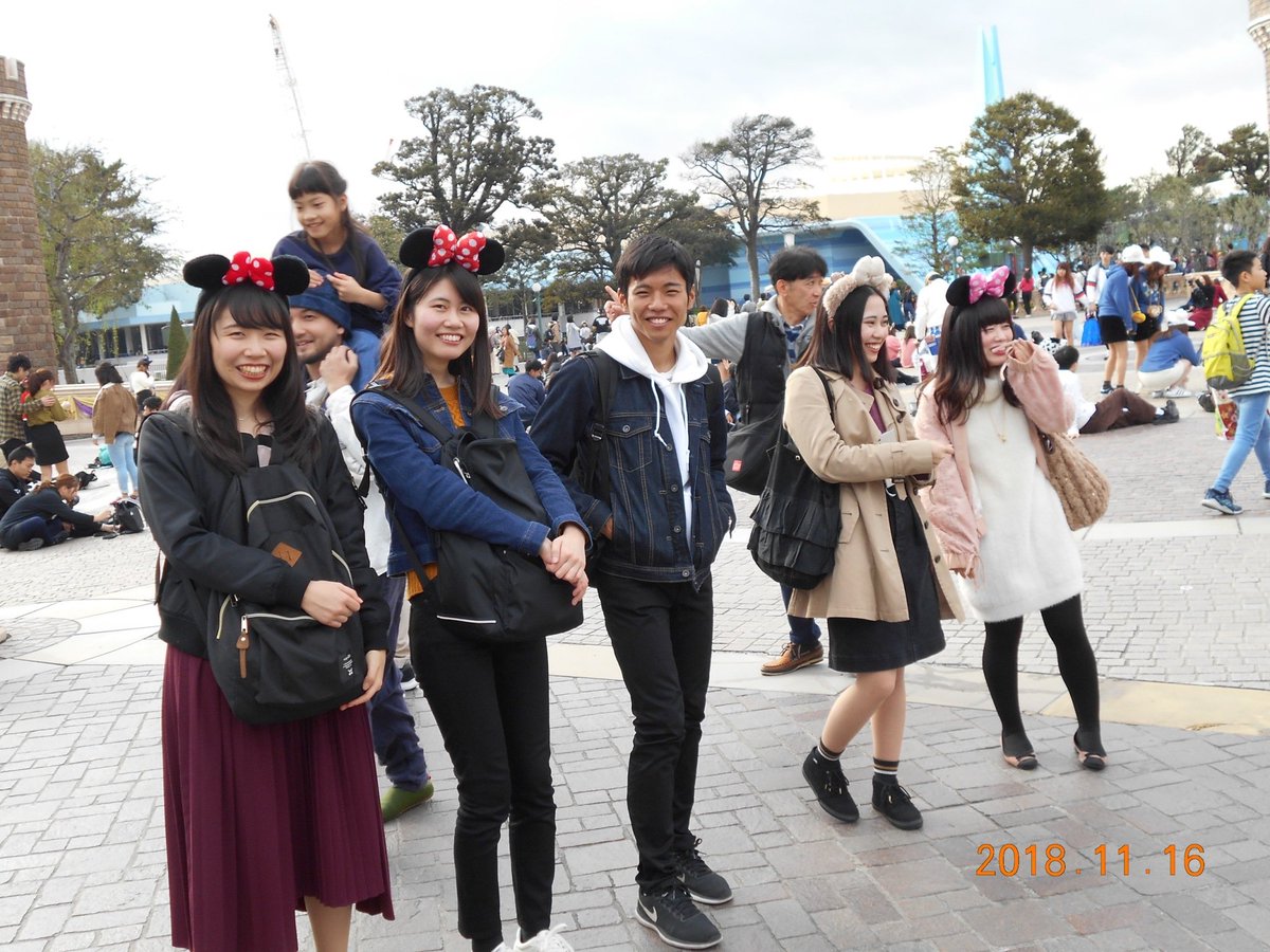 ymns_semi's tweet photo. 先日は3年生有志でディズニーランドへ行って参りました！
開園から色々なアトラクションに乗り、パレードもゆったり観られて幸せでした(*´∀｀*)
いくつになってもディズニーは良いものですね！中の人はIt's a Small Worldが大好きです🙌
最後まで笑顔の絶えない1日！またどこか行きます！ https://t.co/bIzsY6N2qE