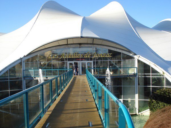 BMISiplastfr's tweet photo. #Siplast aux #AntillesdeJonzac !
Notre #géomembrane en #polypropylène souple #Hydronap a permis l'#étanchéité du bassin à jets d’eau de l'immense #complexeaquatique de @jonzac #ouvrage #hydraulique #bâtiment #construction #BTP #isolation #protectiondelenvironnement #recyclage https://t.co/6m07ihJi5U