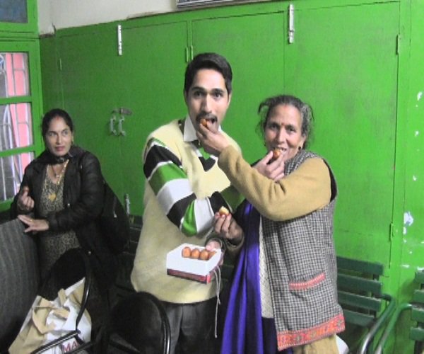 himachalkesari's tweet photo. गजब: महिला ने एक साथ तीन लड़कों को दिया जन्म, मंडी में हुई नॉर्मल डिलीवरी(Video)
https://t.co/0Ixg9tMAzz #Mandi #Woman #Childrenborn #NormalDelivery https://t.co/iTL5cYUuUb