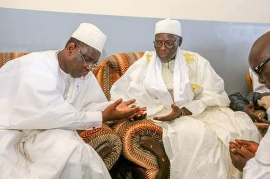 VRPMACKY's tweet photo. À l'occasion du Maouloud, le Président @Macky_Sall était à Kaolack où il a présenté son ziar à Médina Baye, Leona Niasséne, Touba Ndorong et Leona Kanéne. Partout des prières ont été formulées pour la paix au Sénégal et le succès du Chef de l'Etat.
#Senegal 
#kebetu 
#team221 https://t.co/D9GEnGYgqc