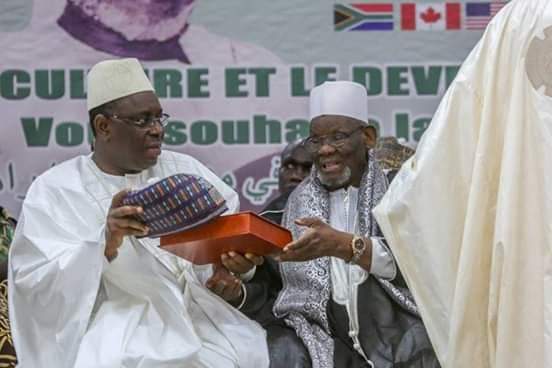VRPMACKY's tweet photo. À l'occasion du Maouloud, le Président @Macky_Sall était à Kaolack où il a présenté son ziar à Médina Baye, Leona Niasséne, Touba Ndorong et Leona Kanéne. Partout des prières ont été formulées pour la paix au Sénégal et le succès du Chef de l'Etat.
#Senegal 
#kebetu 
#team221 https://t.co/D9GEnGYgqc