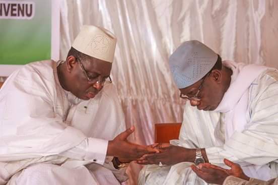 VRPMACKY's tweet photo. À l'occasion du Maouloud, le Président @Macky_Sall était à Kaolack où il a présenté son ziar à Médina Baye, Leona Niasséne, Touba Ndorong et Leona Kanéne. Partout des prières ont été formulées pour la paix au Sénégal et le succès du Chef de l'Etat.
#Senegal 
#kebetu 
#team221 https://t.co/D9GEnGYgqc