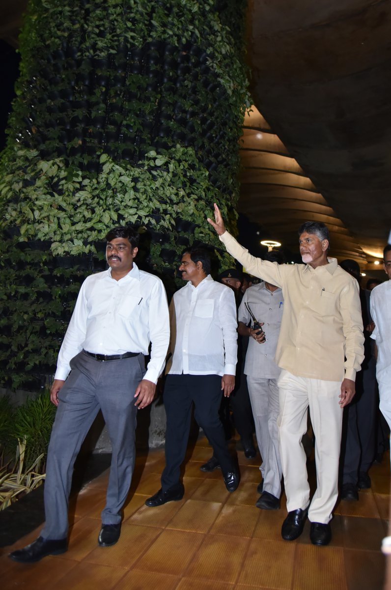 MyTeluguNews's tweet photo. Sri #ncbn yesterday inaugurated the F1H2O park under the Kanaka Durga Flyover at Bhavanipuram in Vijayawada #F1H2O_Amaravati #powerboat #GPofIndia #worldchampionship #F1H2O #AndhraPradesh #Vijayawada #tdp https://t.co/s3WBlrYjRM