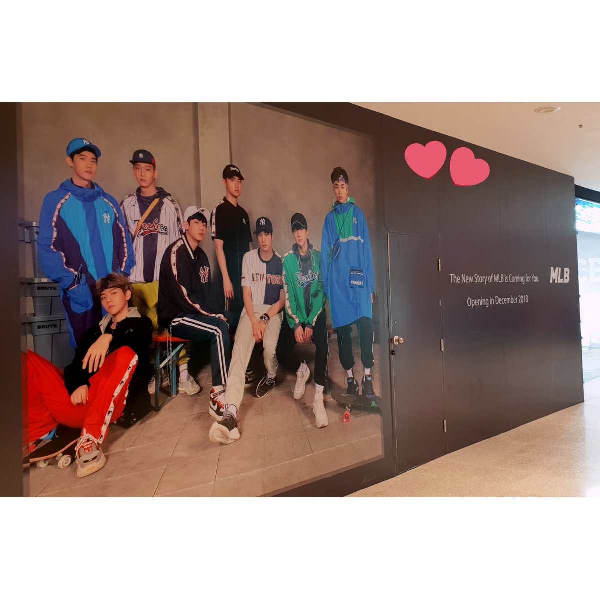 tnk_osh_cdo_'s tweet photo. ขอกรี๊ดดีเลย์ได้มั้ย เพิ่งข้ามมาจ่ายตังที่ ctw วันนี้ ㅠㅠ รุ้แค่ช้อปจะเปิด แต่เพิ่งเหนว่ามีรุปด้วย แง้งงงง วันแกรนด์เอาอซ.มาด้วยน้าาา พลีสสสส #EXO #mlb #EXOxMLB https://t.co/L7H3mxBtfO