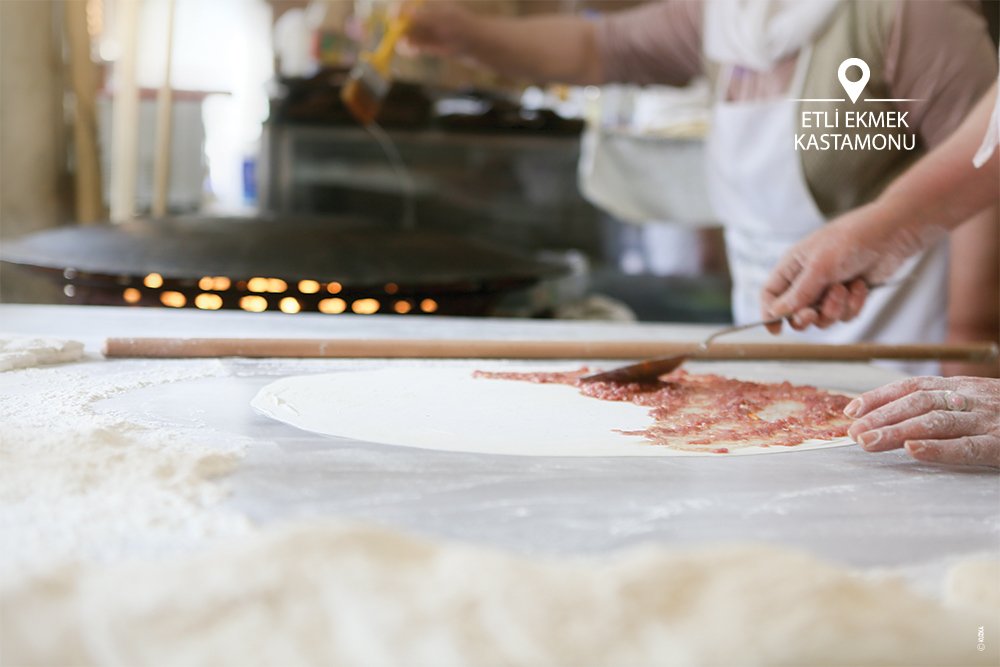 travelkastamonu's tweet photo. Sac üzerinde pişirilmiş sıcak Etli Ekmek güzel olmaz mıydı? Sizin en sevdiğiniz Kastamonu lezzeti hangisidir?
Which Kastamonu's local taste are your favorite?
#kastamonu #kastamonutravel #gastronomi #kastronomi #etliekmek #localtastes #gozleme #deliciousfood #foodlovers https://t.co/nZwD0Hge5Z