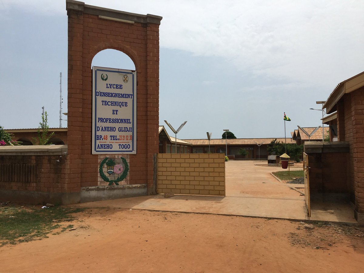edegavini's tweet photo. Hier arrivée au Togo pour une semaine de travail. Accueil chaleureux par madame la secrétaire générale  de la mairie d’Aneho, l’équipe du lycée d’Aneho-Glidji et monsieur le ministre de l’enseignement technique à Lomé. https://t.co/WRMrZfOD6Y