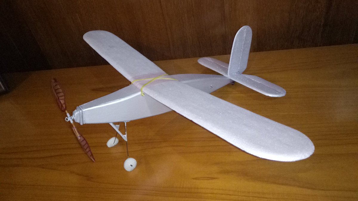 Firdi_Hidayat's tweet photo. ready to fly to your heart ...#Wakefield
#freeflight
#readytofly
#rubberpowered
#styrofoam
#polyfoam
#prop7koma5
#ws65
#mabor https://t.co/zjewm1YtA8