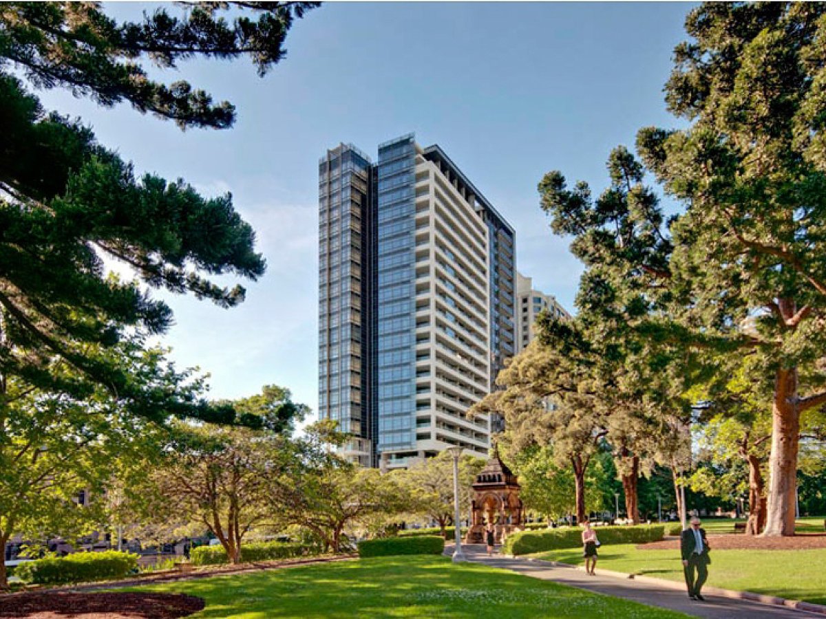 ScottCarver's tweet photo. [Article] '...The #Sydney #apartment buildings with wow-factor' The Residence: "It’s a great-looking building, very modern but also classic with its strong podium. It has a real New York feel, overlooking the park and city” @Domain https://t.co/19SAinveq5 #Luxury #Architecture https://t.co/iJSU5BcJ74