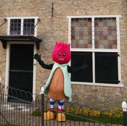 Born in 2017 I certainly grown a lot in just one year.
⚘🌷⚘
*
#TillyTulp #globetrotter #tulpen #tulip #tulips #dutch #Holland #netherlands #souvenir #souvenirs #toerist #tourist #kids #book #books #booklet #plush #pluchies #gift #toys #baby #medemblik #dutchhouses #mascotte