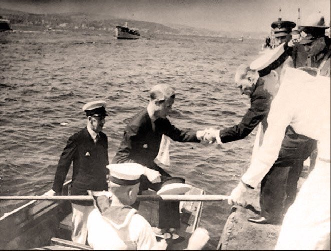 DrHalitAtik's tweet photo. İngiliz kralı Edward Türkiye'yi ziyarete gelir. Karaya çıkmaya çalışırken eli toprağa değerek tozlanır. Edward tozlanan elini temizlemek için mendilini çıkarmaya yeltenir. Bunun üzerine Atatürk ''Yurdumun toprağı temizdir, el kirletmez.'' der ve elinden tutup rıhtıma çıkarır. https://t.co/I01iUS0atP