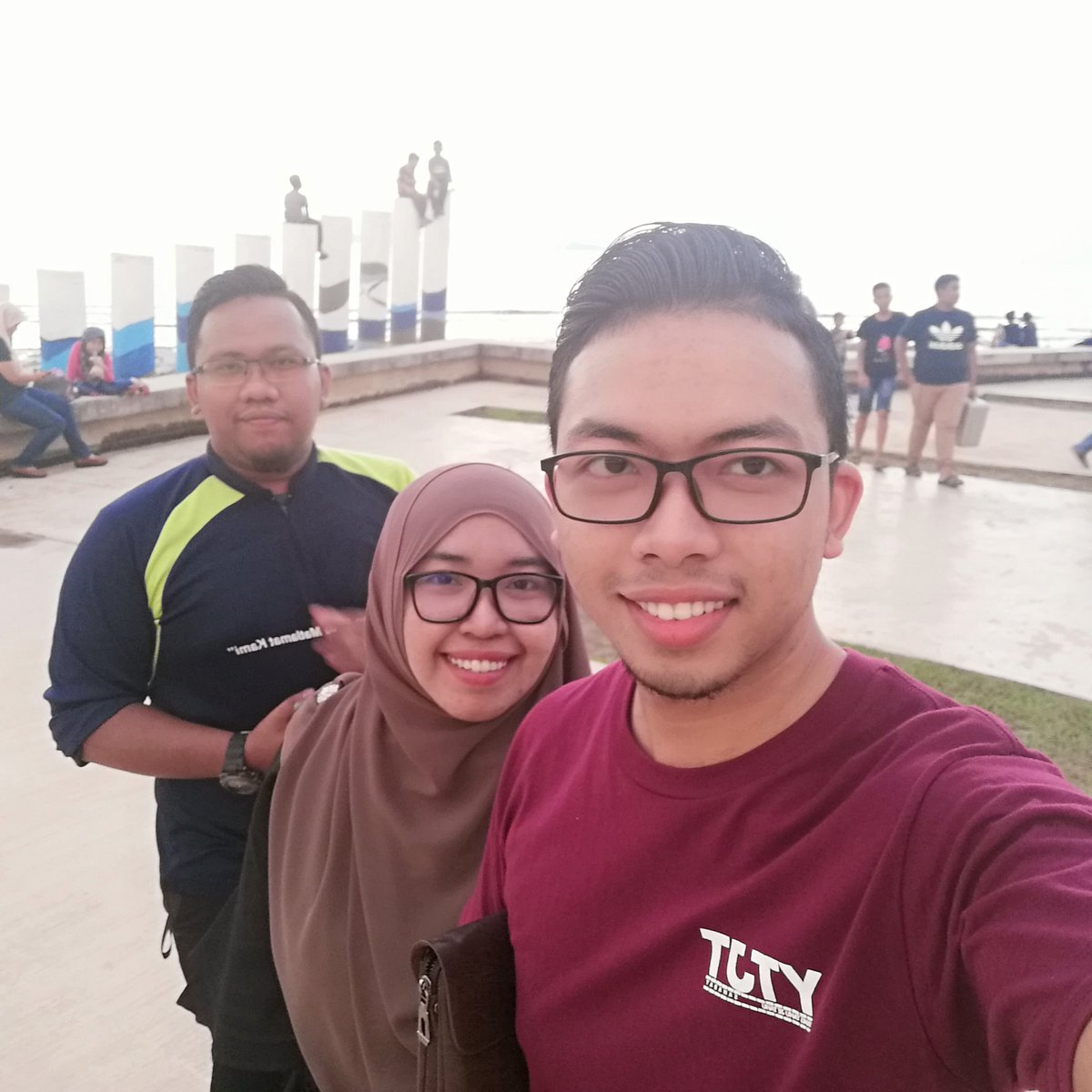 _xiddan's tweet photo. Tiga beradik berkaca mata
#ytjt
#legacyqiemiliofunction
#paanokjea💯 https://t.co/ZSBhDpipRk