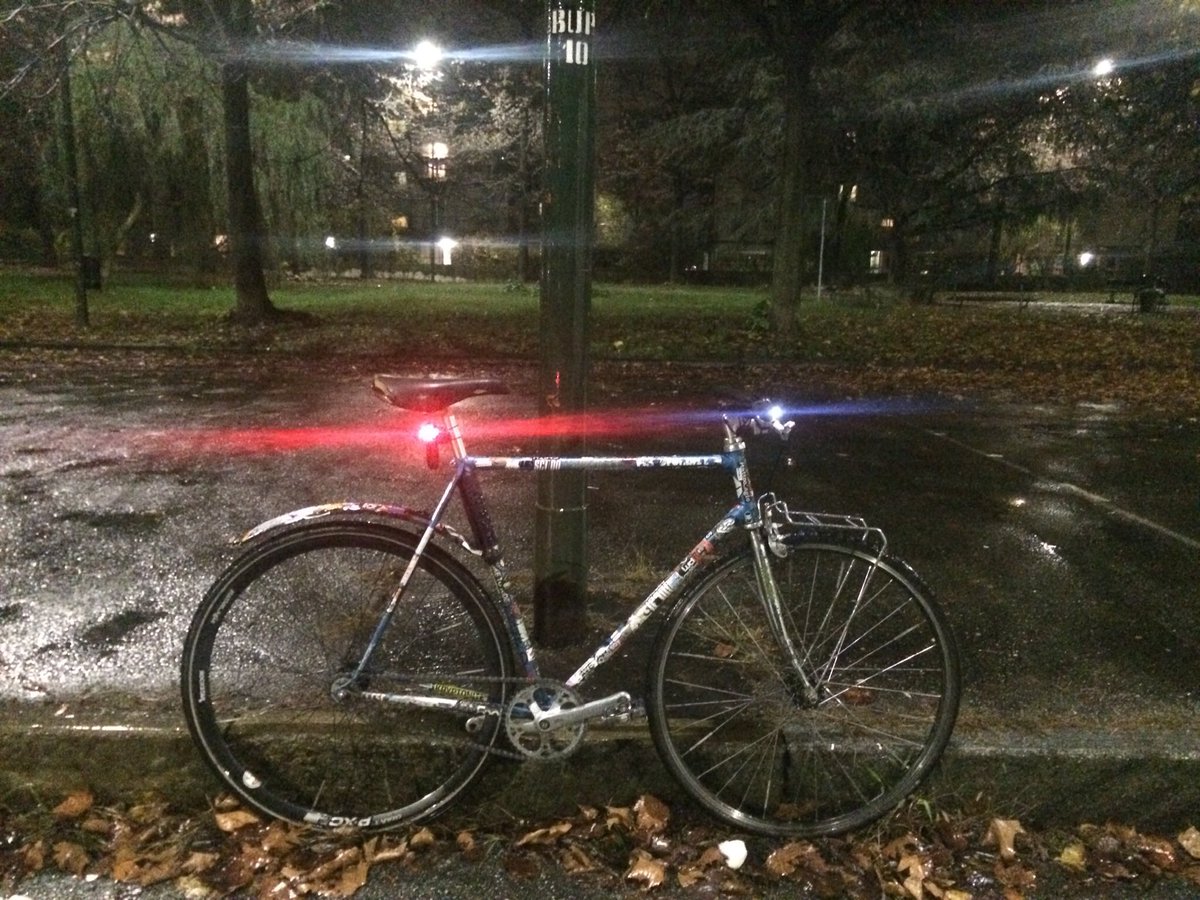 riky_76's tweet photo. Primo commuting invernale ieri ma ho degli ottimi alleati! Le luci per farsi vedere sono importanti tanto quanto il casco! #garmin #VariaRadar #urbanbike #garminitaly #ridewithsherlock #bike #ridesafe #gps #tracker #invisible #simple #cycling #bikelife #ciclismi #fixedgear https://t.co/rrVvr2JKgQ