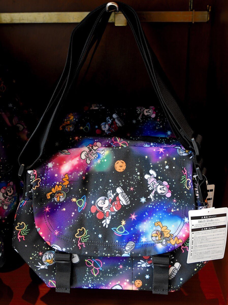 Mezzomikiのディズニーブログ 宇宙遊泳するミッキーたち 東京ディズニーリゾート リュック ショルダーバッグ発売中 T Co Mbobf02c92