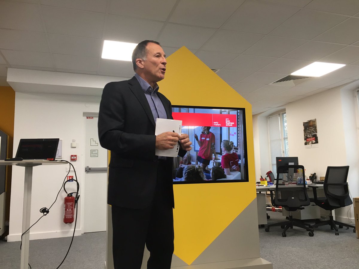 espaceprepas's tweet photo. [DIRECT] 👀
@ThierryPicq résume la pédagogie #earlymakers d’@EMLYON en 3️⃣ points :
🔴Faire évoluer les #contenus et les #process 🔗
🔵Croire dans la #diversité des formes d’apprentissage 🔛
⚫️ Prendre en compte les #mouvements, la #modularité 💨 https://t.co/9u6HWlnwDS