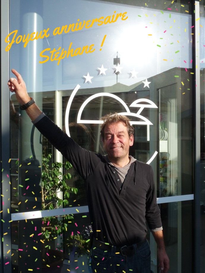 L'ambiance est plus que festive au Pin Parasol aujourd'hui… 

Nous fêtons le 2ème anniversaire de Novembre. 🎊🎉

Après Audrey, c'est Stéphane qui souffle maintenant ses bougies !🎂

Son vilain défaut ? La gourmandise. 😋

Psst c'est le nôtre aussi !!!