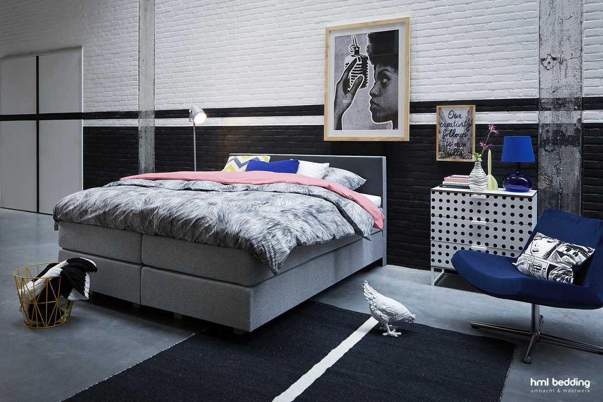 Zwart, wit en grijs gecombineerd met felle bij elkaar passende kleuren zijn kenmerkend voor een #slaapkamerstijl in de stijl ‘gedurfd &amp; grafisch’. Sierkussens met motieven en een opvallend dekbedovertrek passen hier ook prima bij.
#hmlbedding ambacht&amp;maatwerk