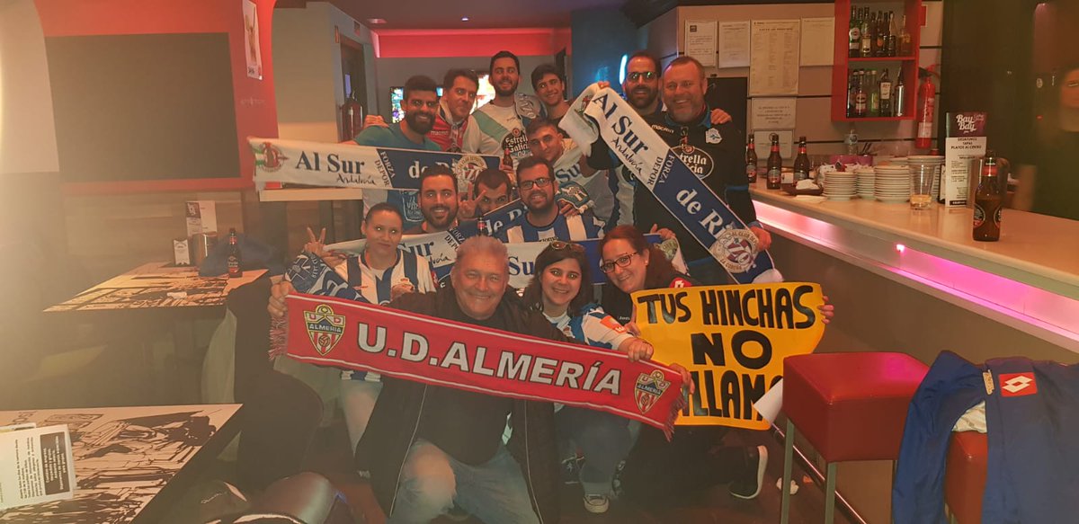 SurdeRiazor's tweet photo. Ante la falta de fútbol, destacaremos la gran previa con @Chamberibranqui y la deportividad de la afición de la @sentimientoUDA aplaudiéndonos al final del partido. Seguimos sumando kilómetros #TanSoPorTi #ASDRonTour #ASDR1819 https://t.co/rrWwW1yY92