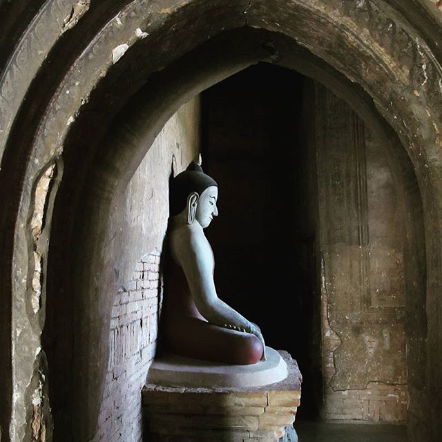 siamworldcom's tweet photo. Sitting Buddha statue inside Pagan's thousand years old Ananda Temple. 
#pagan #bagan #myanmar #burma #anandatemple #bagantemples #buddhism #sittingbuddha #buddhistart https://t.co/yxbihi3GXY