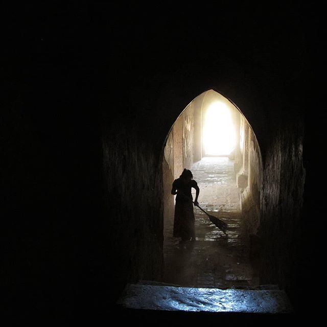 siamworldcom's tweet photo. Old woman cleaning inside Pagan's thousand years old Ananda Temple. 
#pagan #bagan #myanmar #burma #anandatemple #bagantemples https://t.co/rgtWr3VM2e