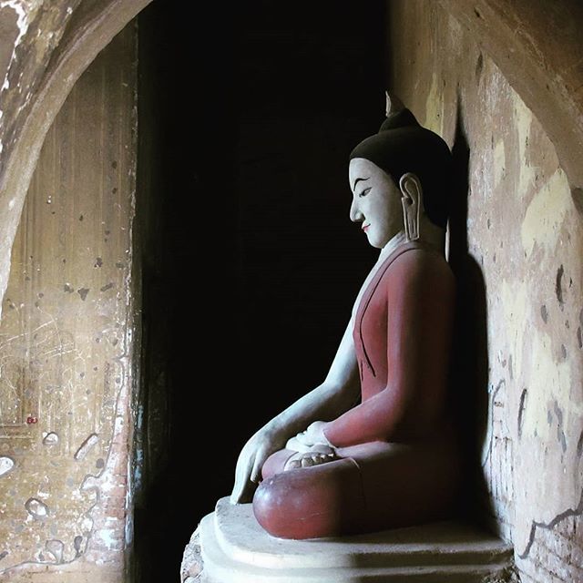 siamworldcom's tweet photo. Sitting Buddha statue inside Pagan's thousand years old Ananda Temple. 
#pagan #bagan #myanmar #burma #anandatemple #bagantemples #buddhism #sittingbuddha #buddhistart https://t.co/KDcU4gWCkr