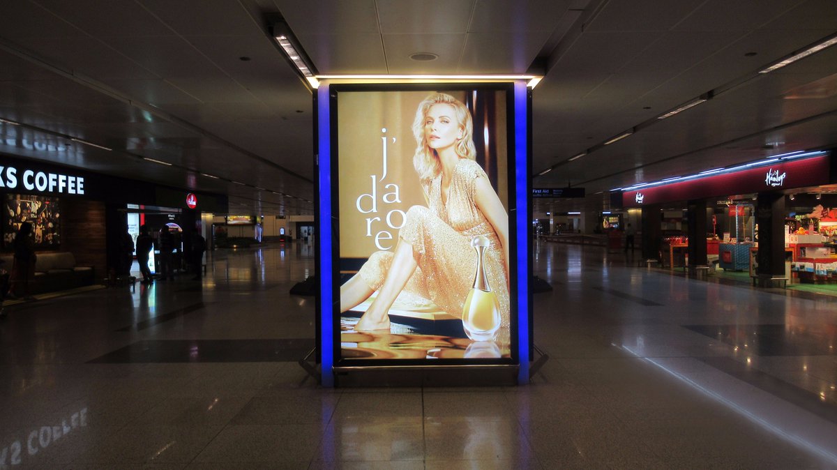 timdaa's tweet photo. Dior spreads it's fragrance @DelhiAirport. #ImpressionsAtDelhiAirport #UnmatchedAudience #MultiplierImpact #TIMDAA #delhiairportadvertising https://t.co/5JUXPhwmxI