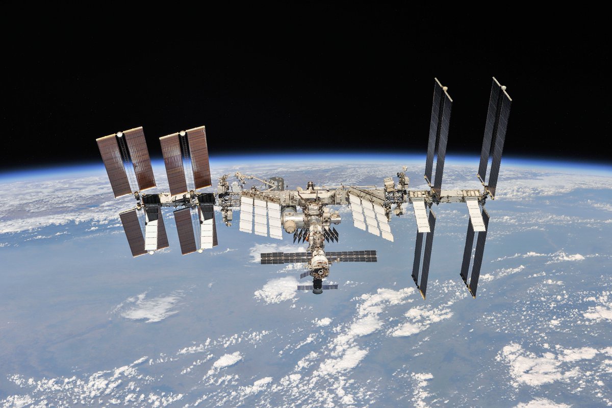 DLR_de's tweet photo. Die @Space_Station #ISS wird heute 20 Jahre alt 🎉 Außenposten der Menschheit, größtes Technologieprojekt aller Zeiten und vor allem eins: Der Beweis für friedliche internationale Zusammenarbeit in einer einmaligen Forschungsumgebung. Herzlichen Glückwunsch 🛰️ https://t.co/fnIZEfAFYy