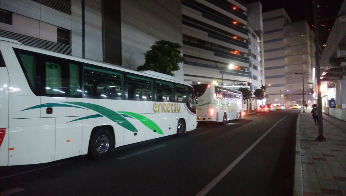 バンビツアー 公式 先週末の遠鉄百貨店南側バンビツアー乗り場でのヒトコマ 時刻は22 00頃です この時間になるとディズニーリゾートやusjなどテーマパークの夜行コースが発着します 翌日の朝には皆さま夢の国をお楽しみいただきます 楽しんできて