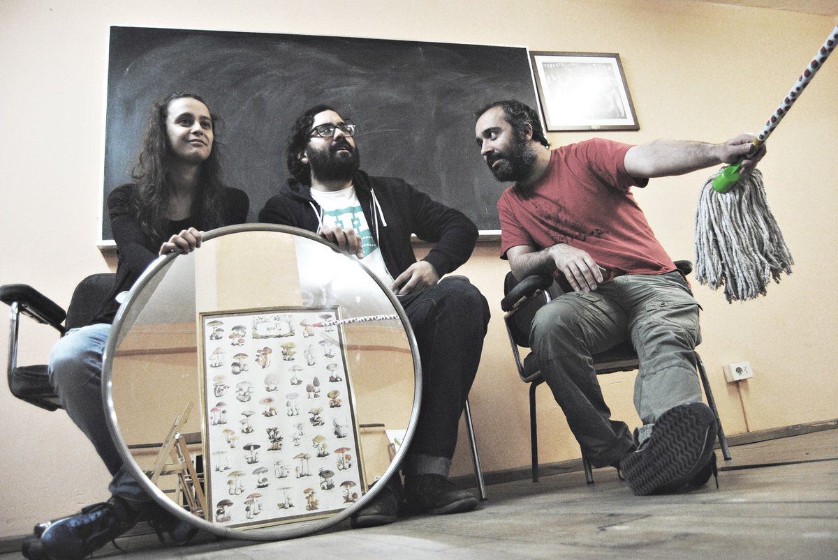 Metamovida's tweet photo. Peña banda sonora do empíreo, conexión co mais definible da humanidade, os Dostoievski da música galega o venres en The Rincón Pío Sound (Don Benito, 21.30h, + Cinecicleta, free) e o sábat no Monkey Week (Sevilla, escenario Mangaroca (Santa Clara), 14:15h, 30€ o día) #metamovida https://t.co/rZHxLPVdiJ